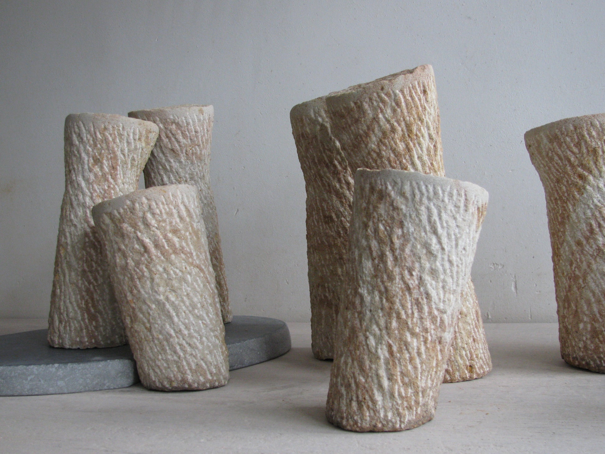 Origineel steen sculptuur van Fieke de Roij met unieke textuur en natuurlijke vormen in een creatieve opstelling