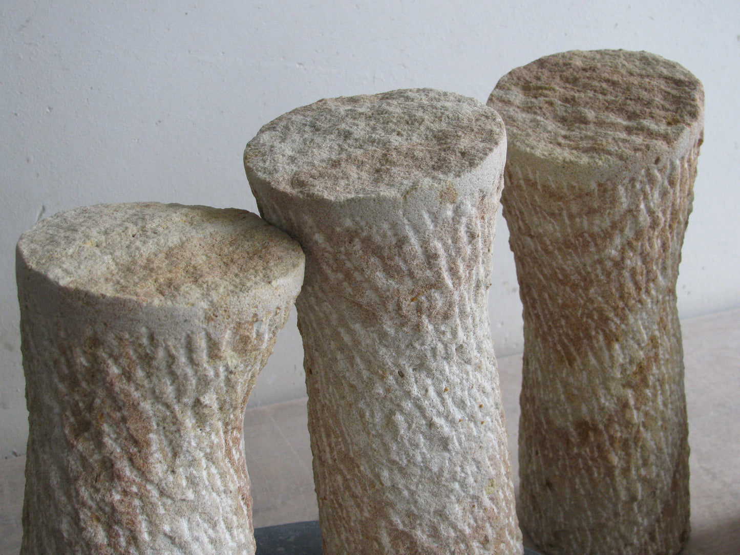 Drie originele steen sculpturen met een unieke, gestructureerde afwerking voor decoratieve doeleinden