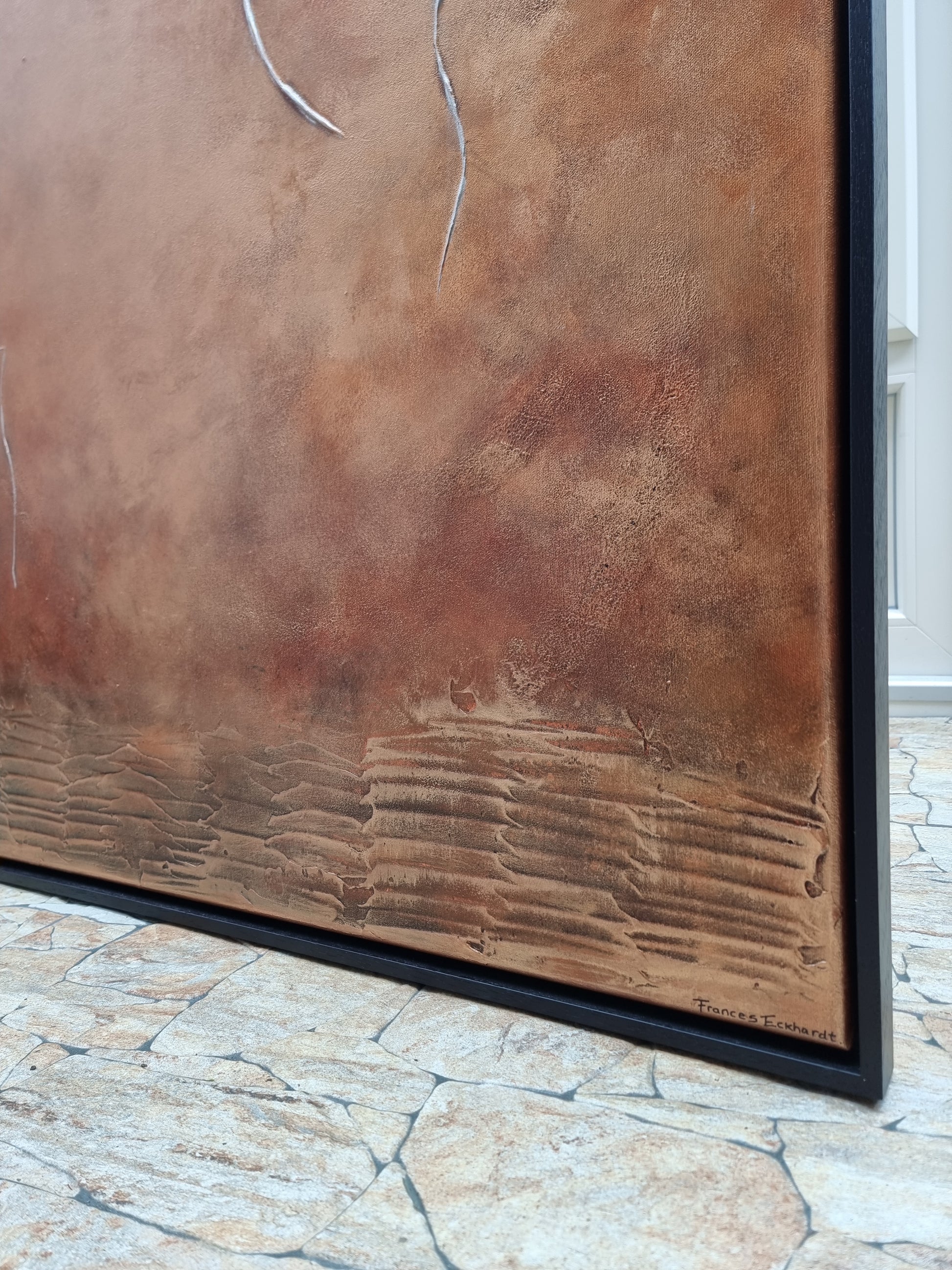 Close-up van Orlando Bronze schilderij door Frances Eckhardt met textuur en aardse tinten in zwarte lijst