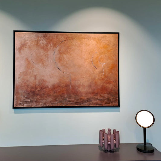 Orlando Bronze schilderij van Frances Eckhardt met abstract bronzen kleurenschema aan muur