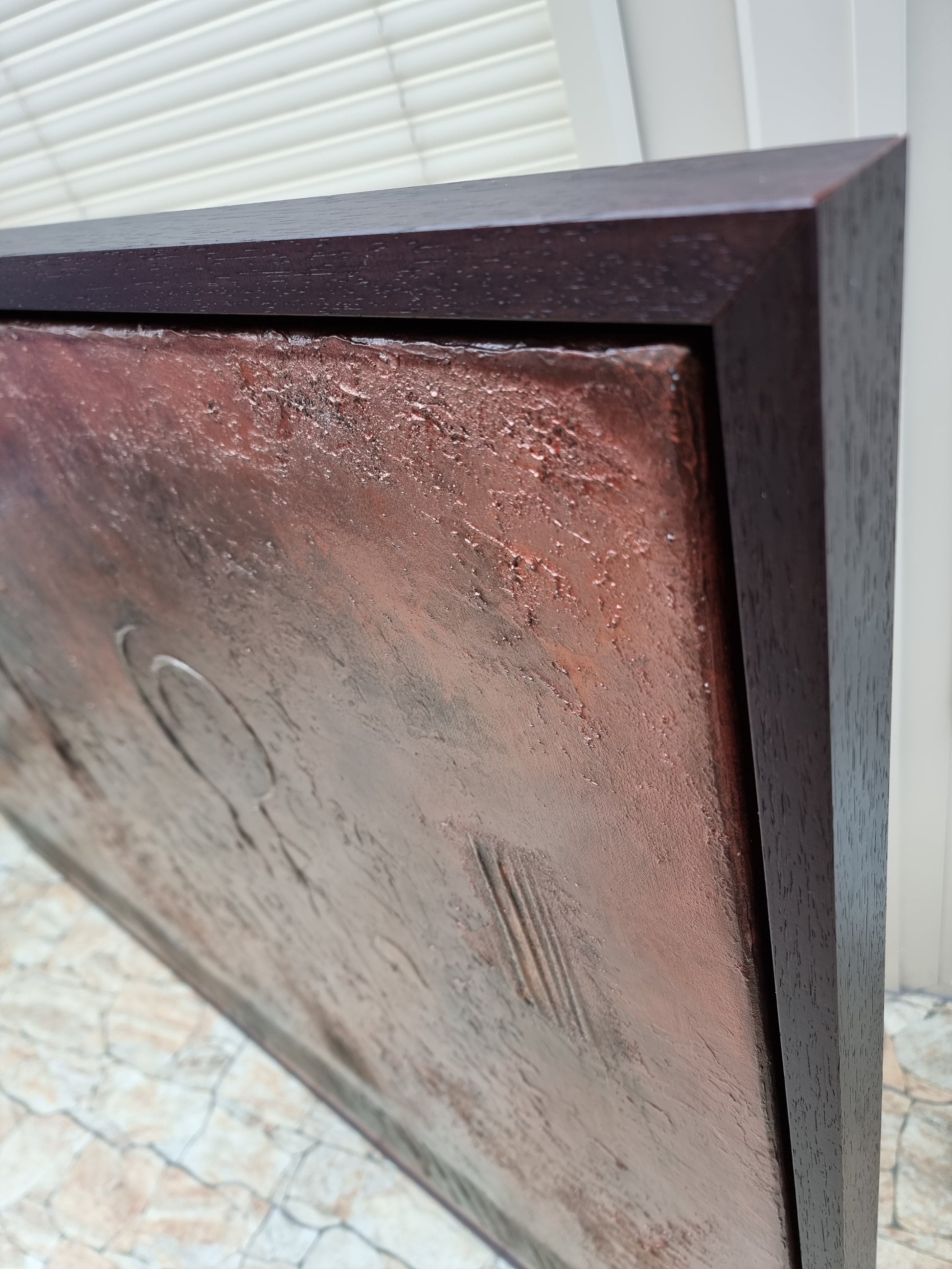 Orlando copper kunstwerk schilderij met rijke koperkleur en textuur in donkere houten lijst