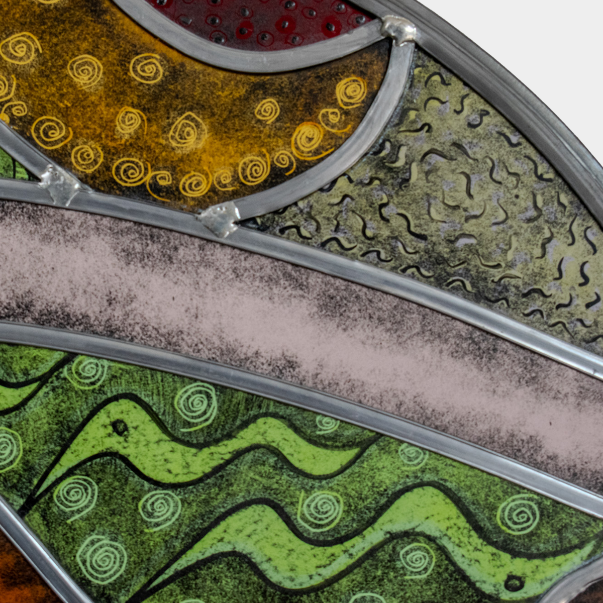 Detail van kleurrijke Paard & Vogel glaskunst met abstracte patronen en zilveren omlijsting