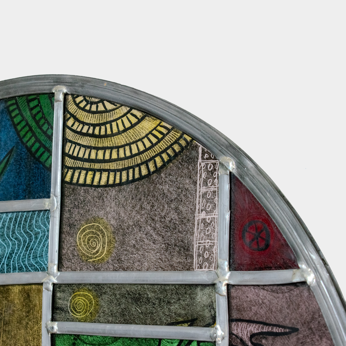 Detail van Panta Rhei glas kunstwerk met kleurrijke en geometrische patronen door Glas & Art Ank Stumpel