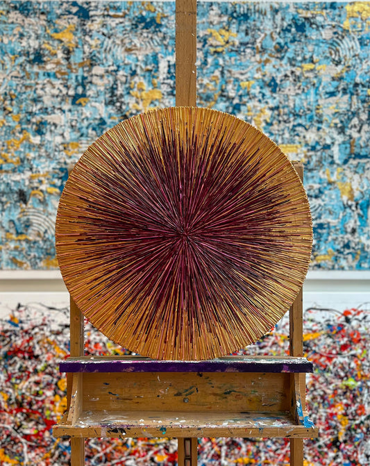 Rond schilderij van Atelier58 met goudkleurige en paarse lijnen en abstract patroon