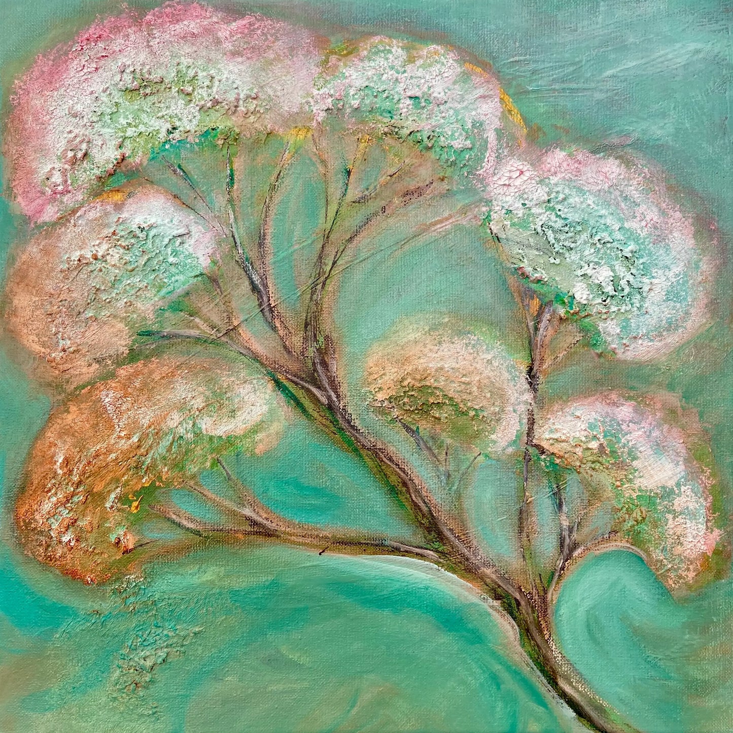 Kleurrijk schermbloemen schilderij met abstracte bomen en een turquoise achtergrond