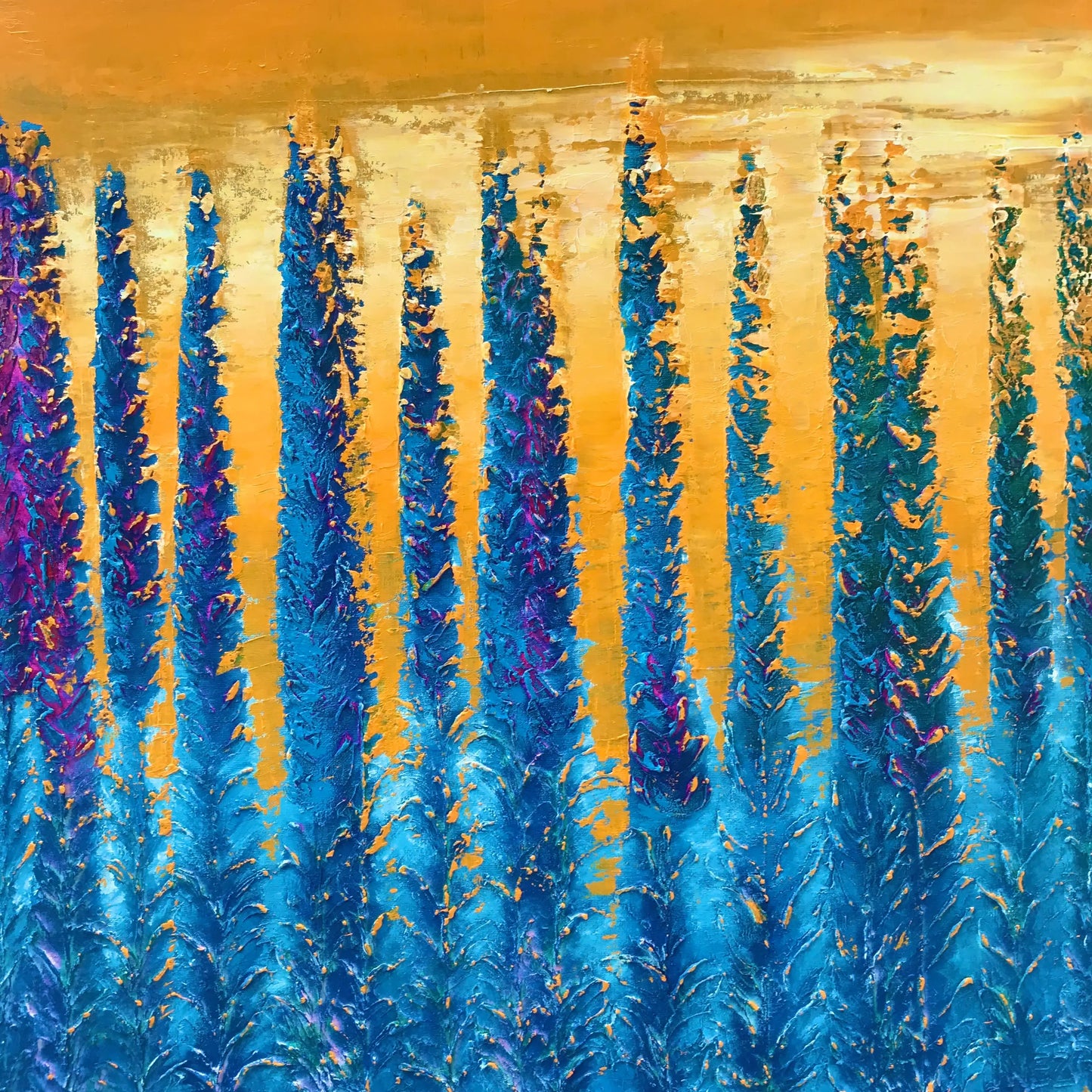 Schilderij Aurora met levendige blauwe en paarse bloemen op een gouden achtergrond