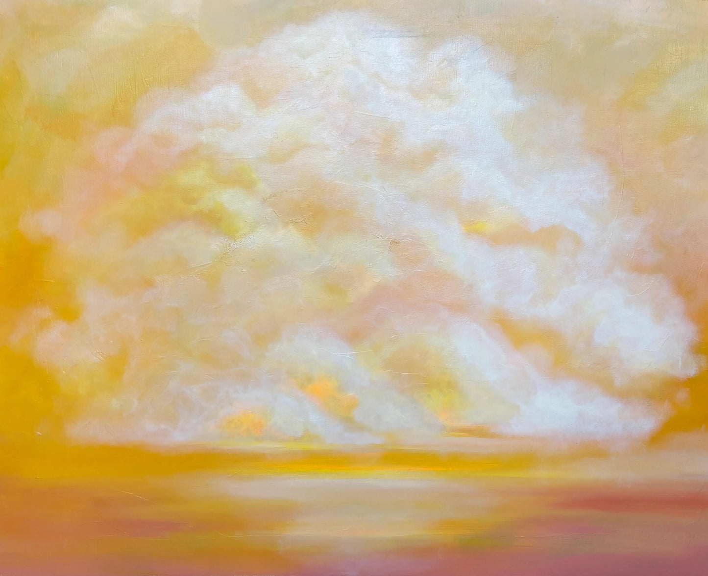 Schilderij delicate daffodil met zachte kleuren en een dromerige wolkenlucht in warme tinten