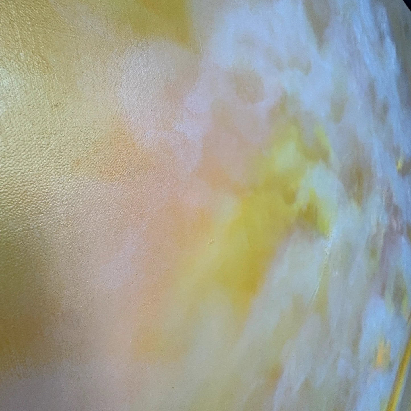 Schilderij delicate daffodil met zachte gele tinten en abstracte textuur