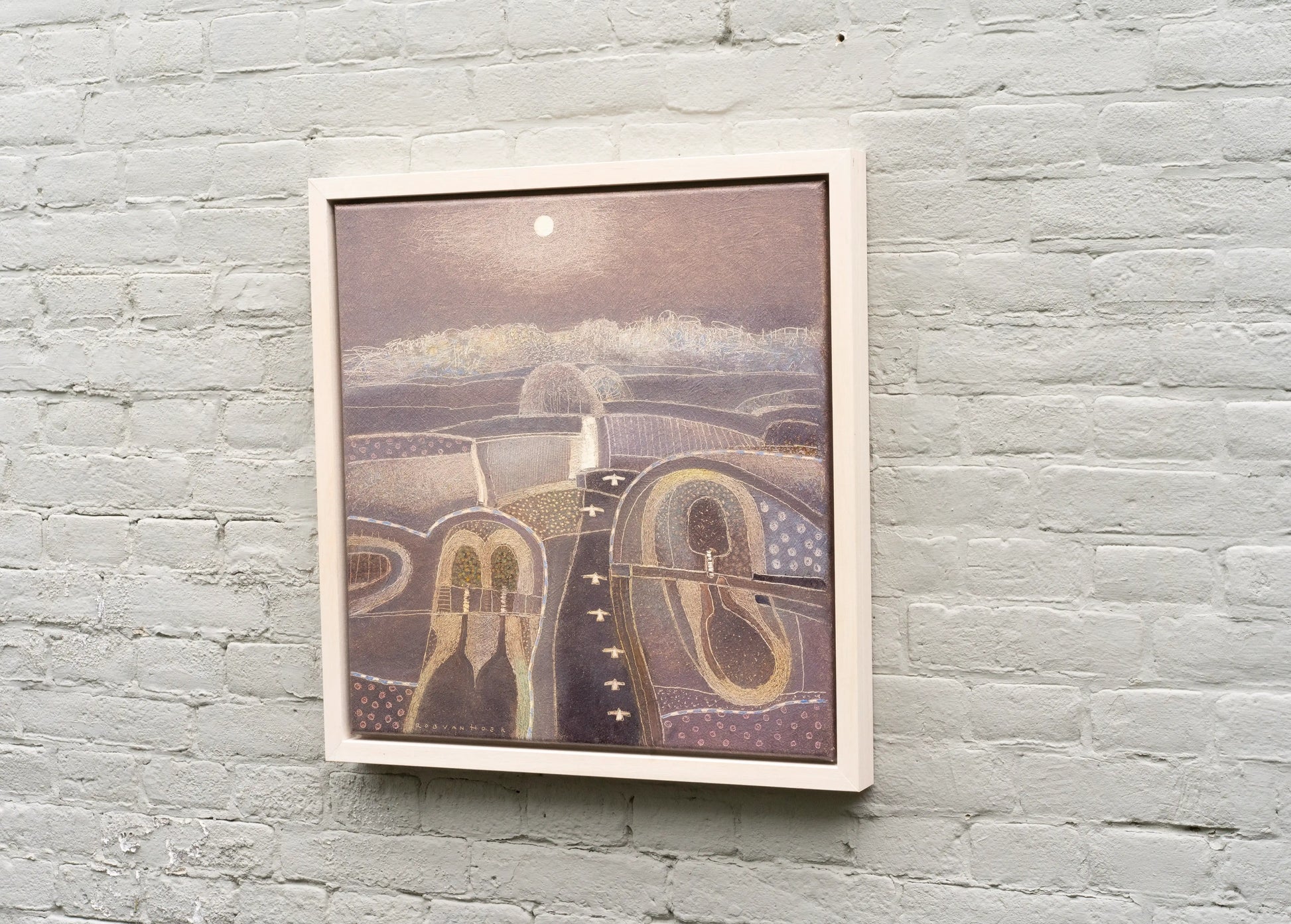 Schilderij land of shadows met een serene landschap in zachte kleuren en een volle maan