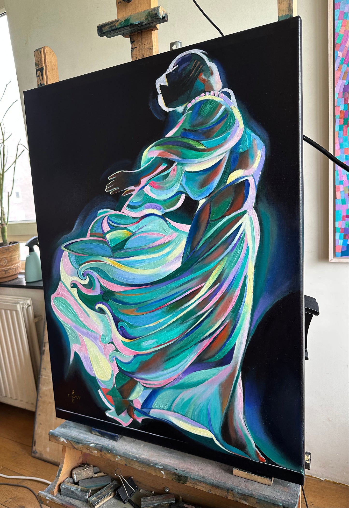 Abstract schilderij Neo Deco van Corné Akkers met kleurrijke dansende figuur op een zwarte achtergrond