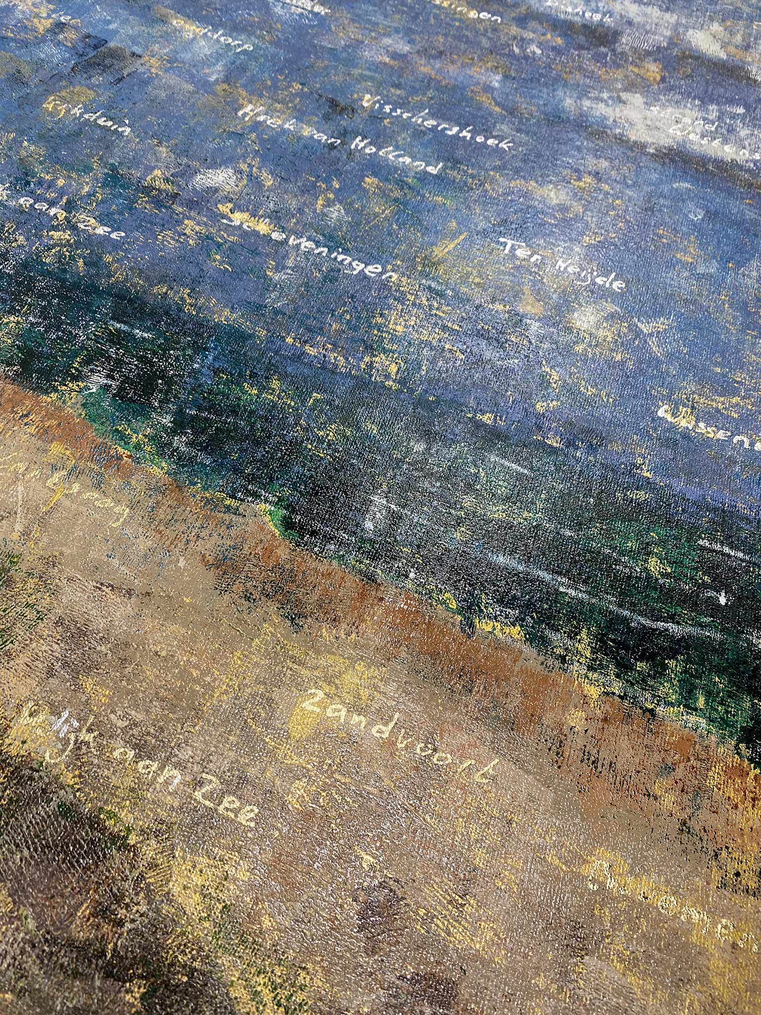 Schilderij van Elise Eekhout met abstracte kleuren en tekst in blauwe en aardetinten