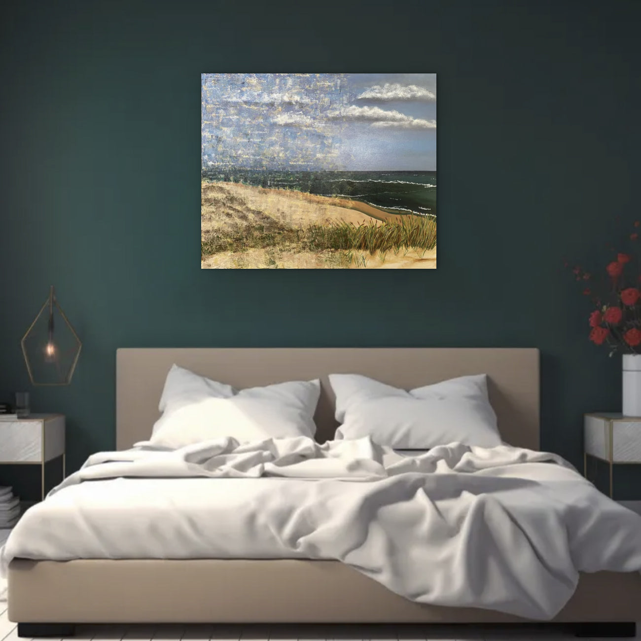 Schilderij van Elise Eekhout met een kustlandschap en een zg. hemel boven een bed in een moderne slaapkamer