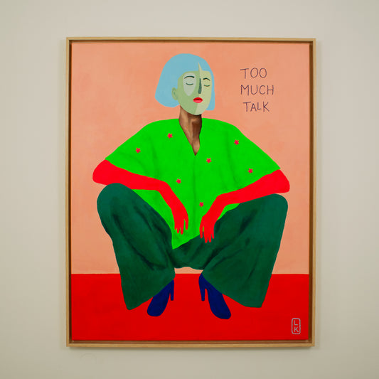 Schilderij vrouwelijk portret van een zittende vrouw in groene kleding met een kleurrijke achtergrond