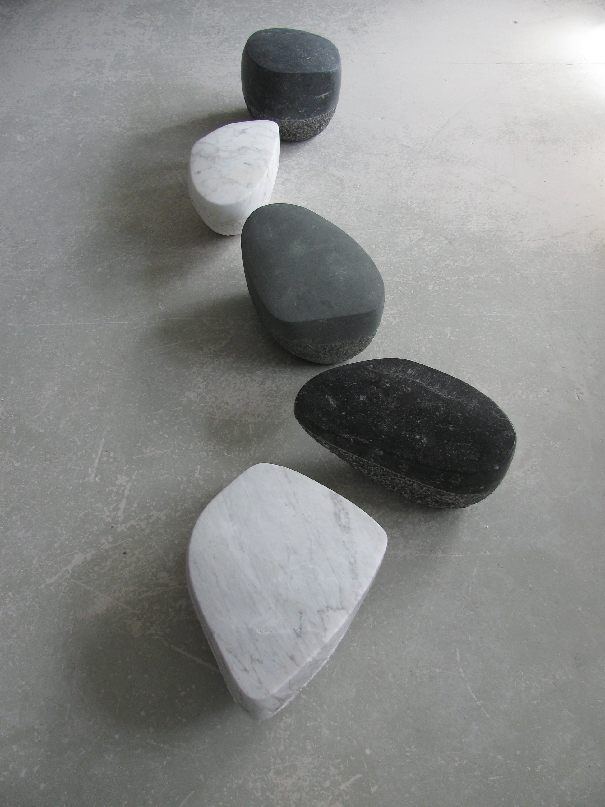 Vijf sculpturen stepping stones in verschillende kleuren en vormen voor tuin of interieurdecoratie