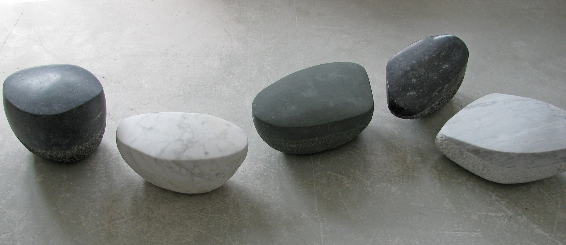 Sculptuur stepping stones in verschillende kleuren en vormen, perfect voor interieurdecoratie