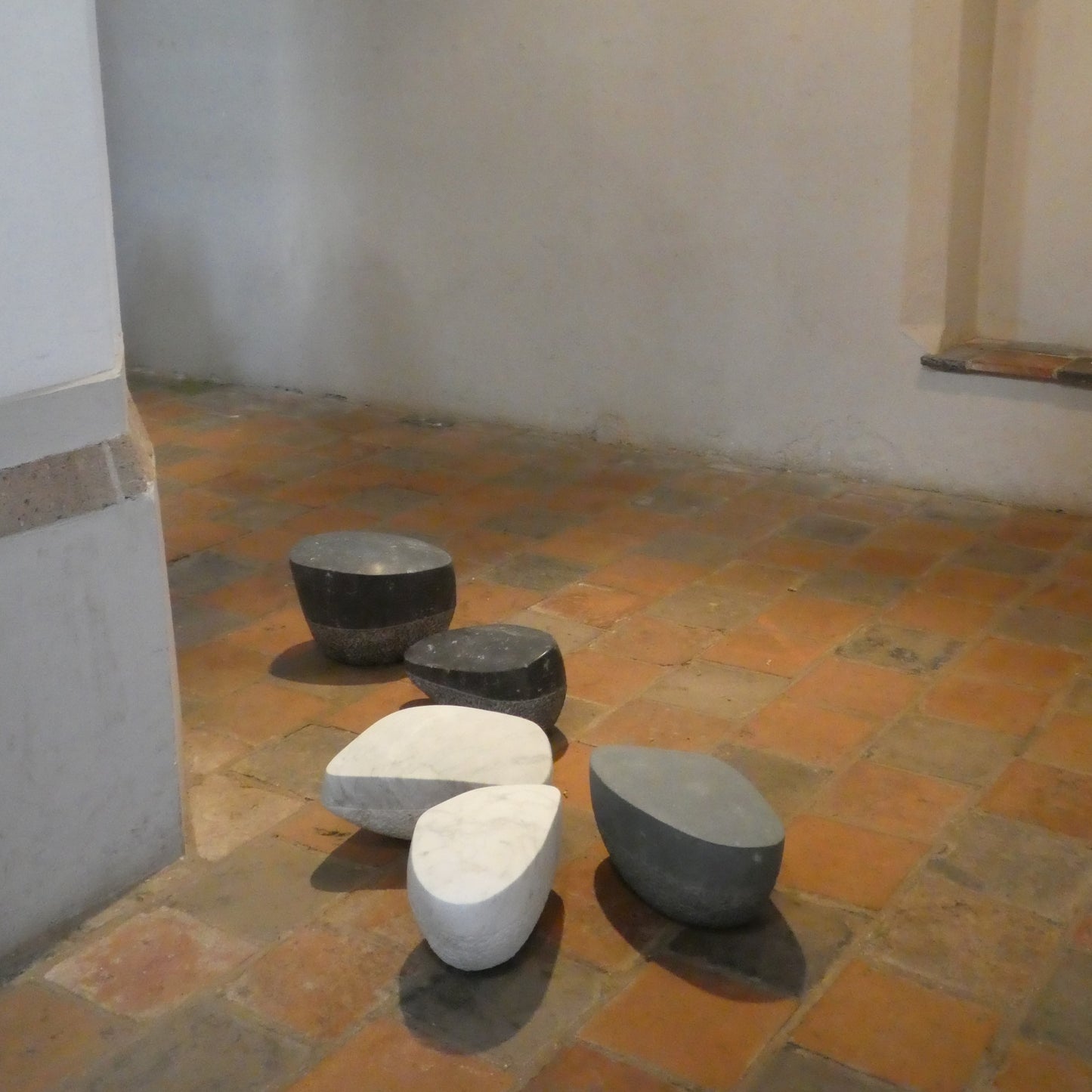 Moderne sculptuur stepping stones in verschillende kleuren, prachtig gepresenteerd in een art space