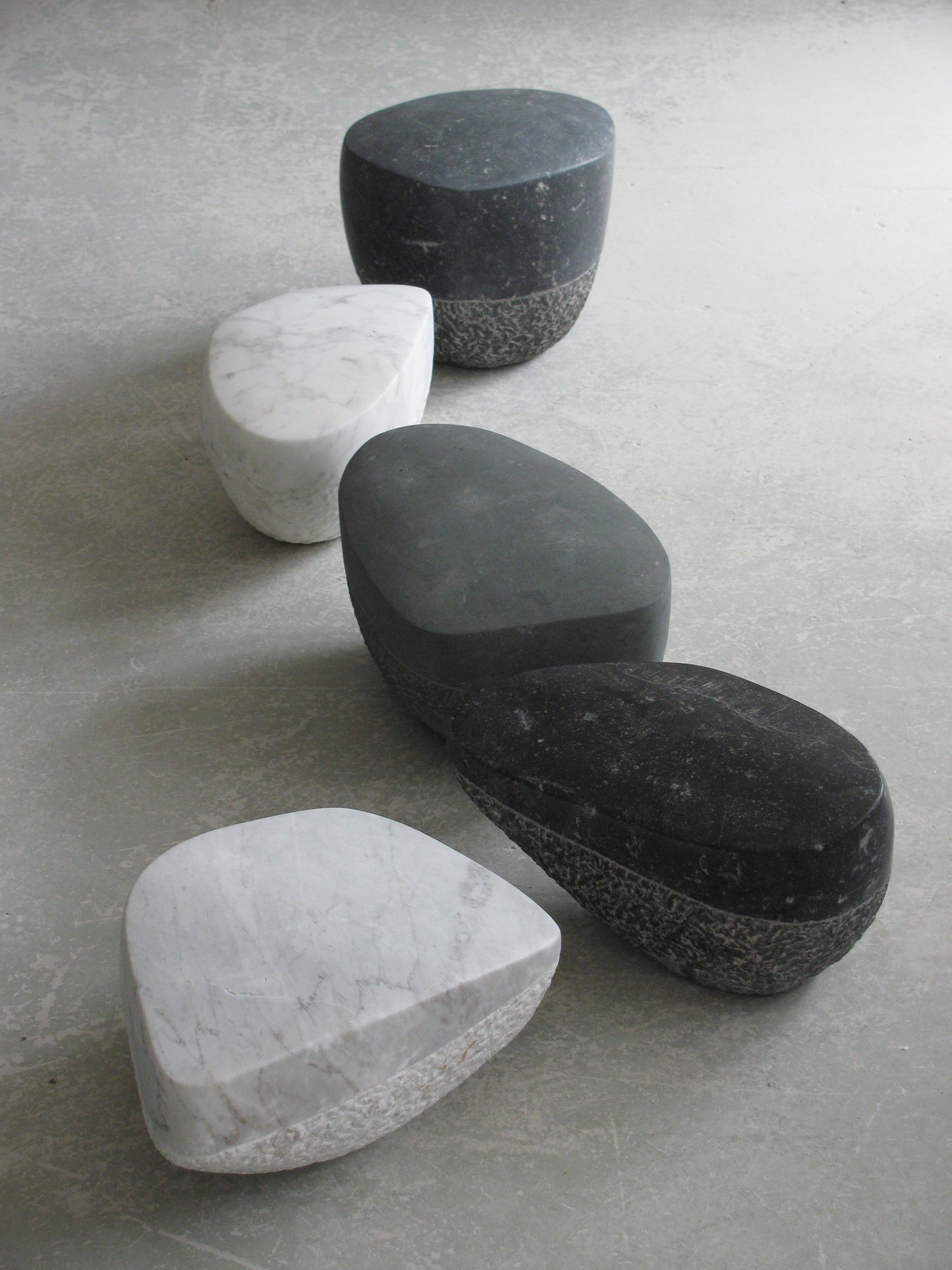 Vijf natuurstenen sculpturen stepping stones in verschillende kleuren voor buiten- en binnengebruik