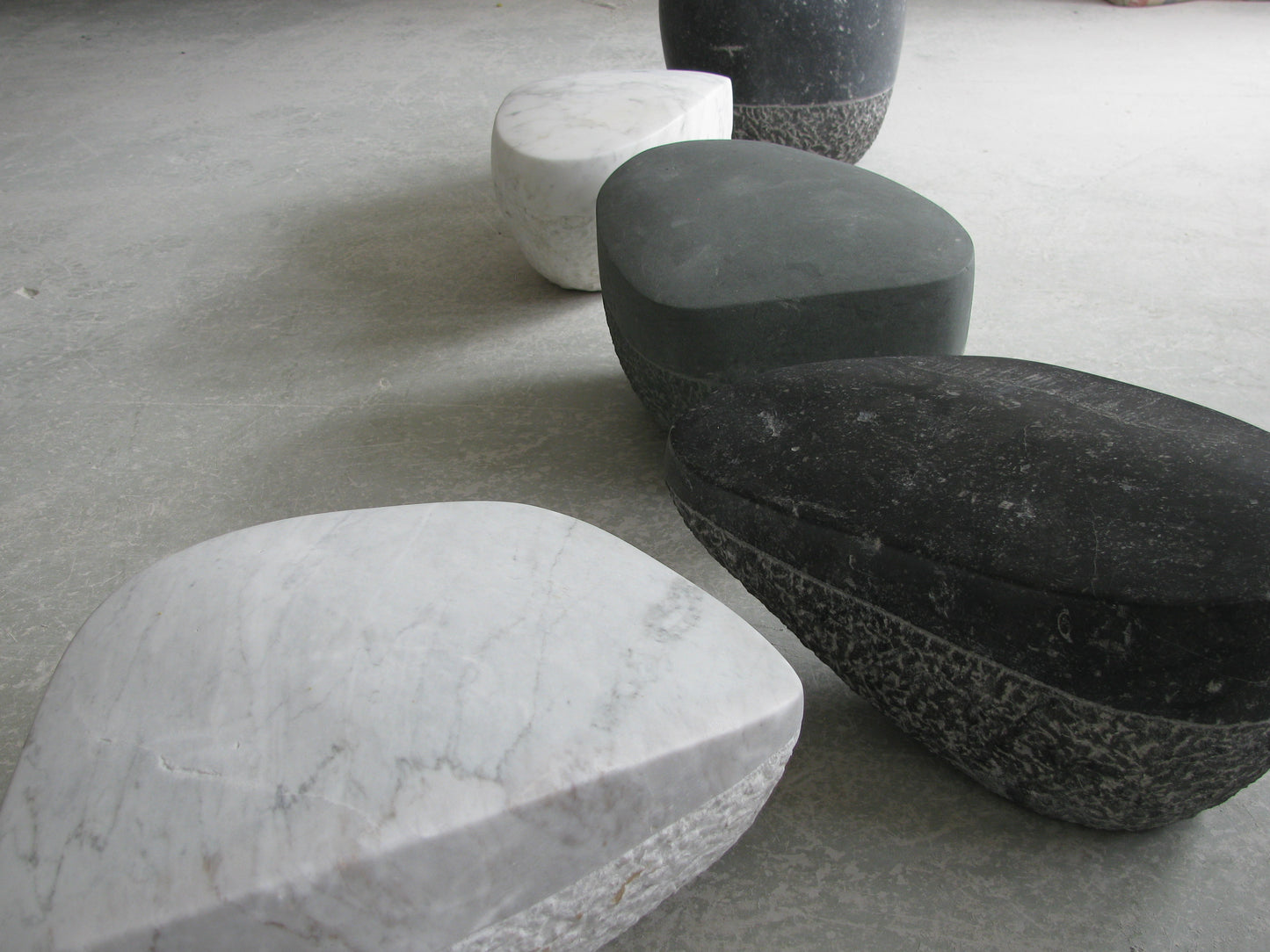 Vijf unieke sculpturen stepping stones van marmer in verschillende kleuren en vormen voor binnen en buiten