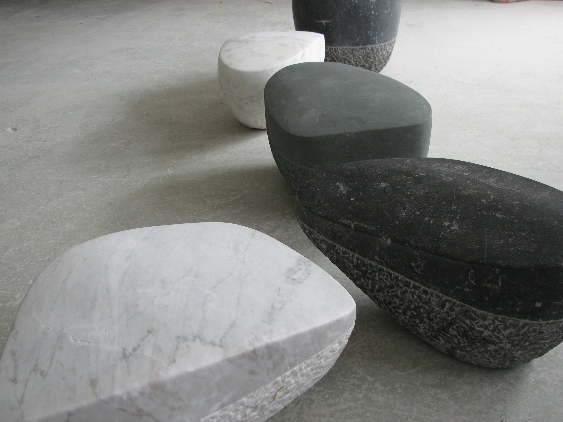 Vijf unieke sculpturen stepping stones van marmer in verschillende kleuren en vormen voor binnen en buiten