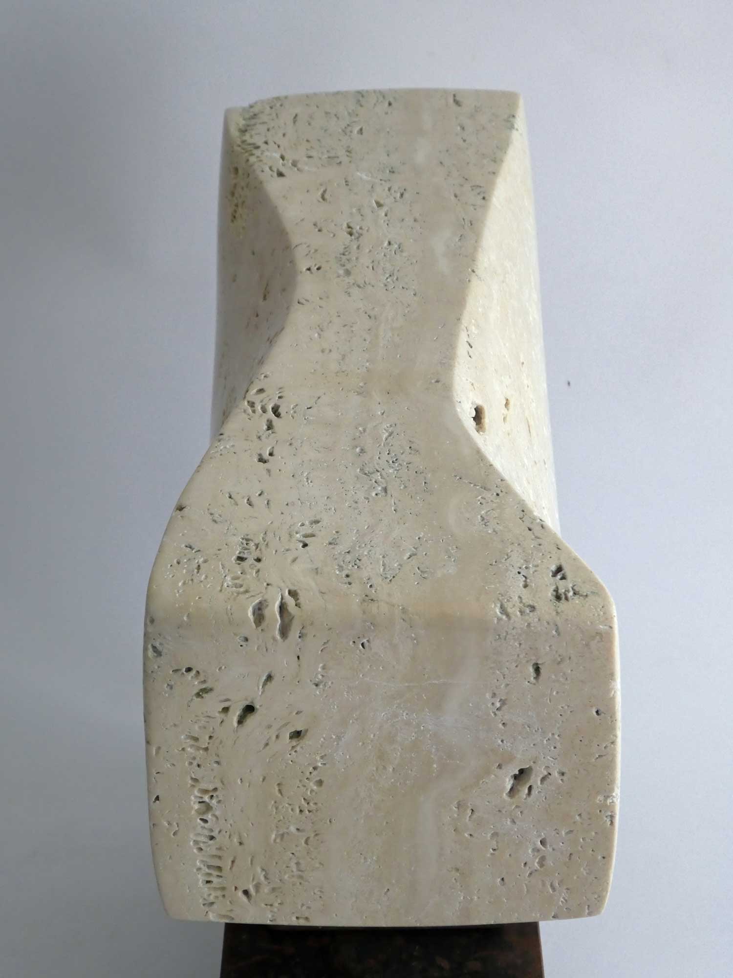 Unieke steen en staal sculptuur van Fieke de Roij met moderne, abstracte vormen