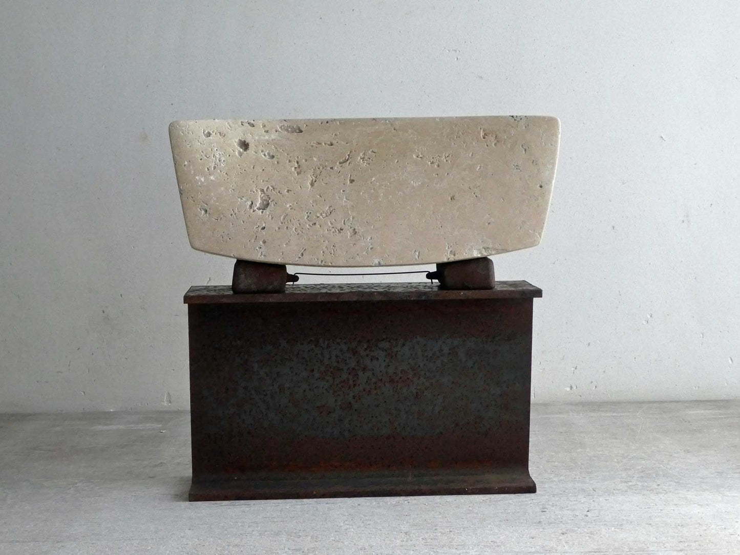 Steen en staal sculptuur van Fieke de Roij met een unieke combinatie van texturen en vormen