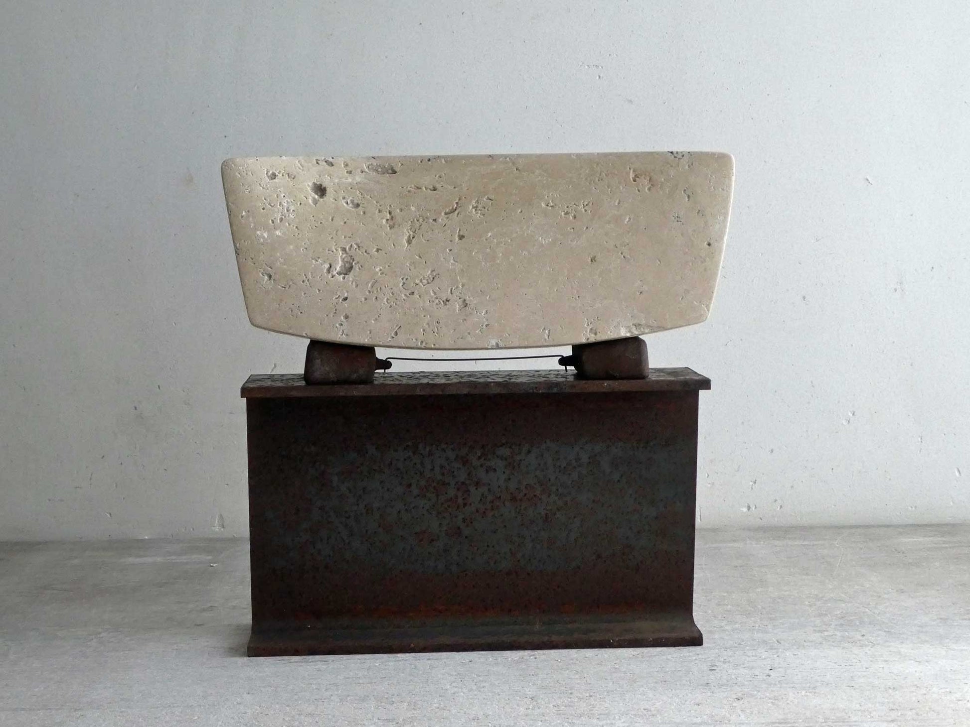 Steen en staal sculptuur van Fieke de Roij met een unieke combinatie van texturen en vormen