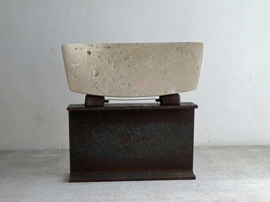 Steen en staal sculptuur van Fieke de Roij met een unieke combinatie van texturen en vormen