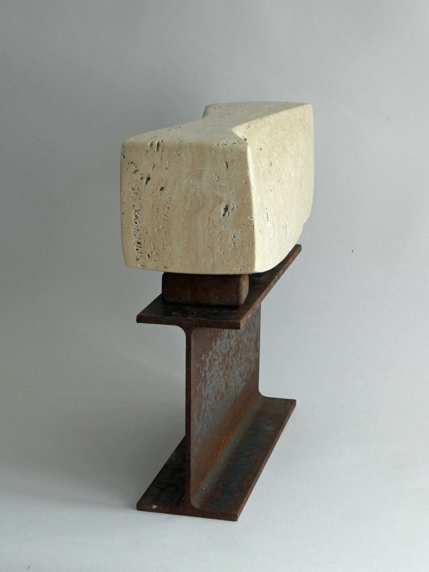 Unieke steen en staal sculptuur van Fieke de Roij, met een moderne, abstracte vorm