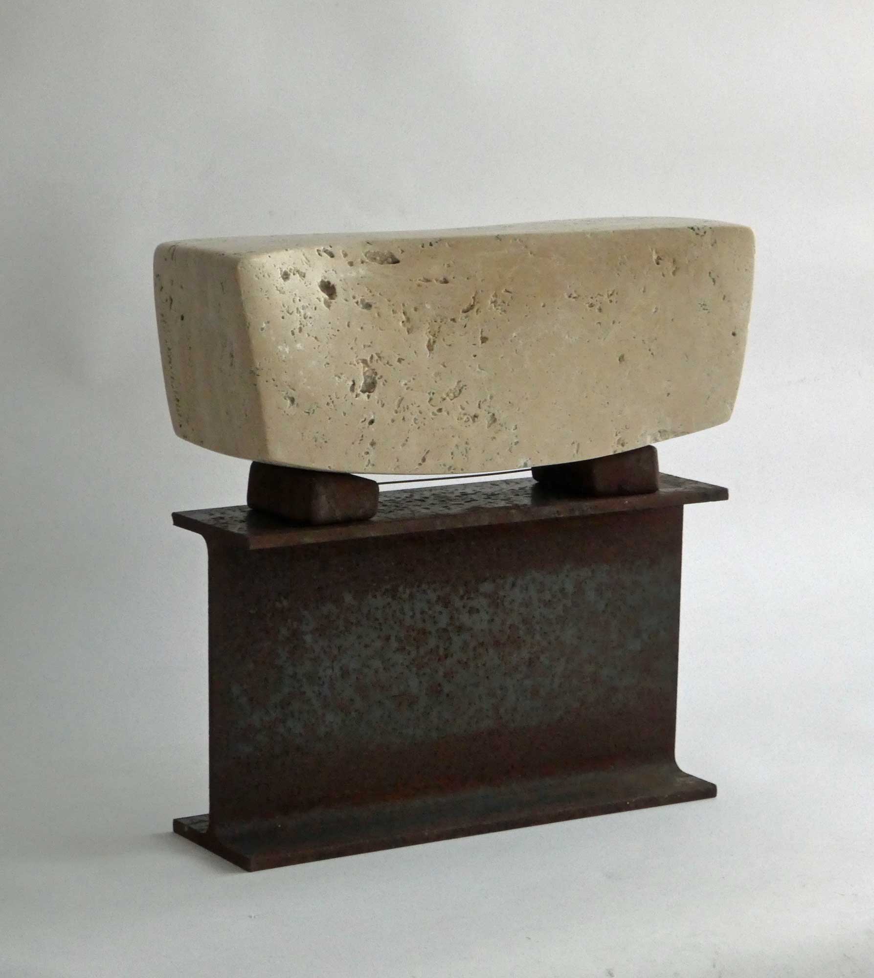 Unieke steen en staal sculptuur van Fieke de Roij met een modern ontwerp en robuuste materialen