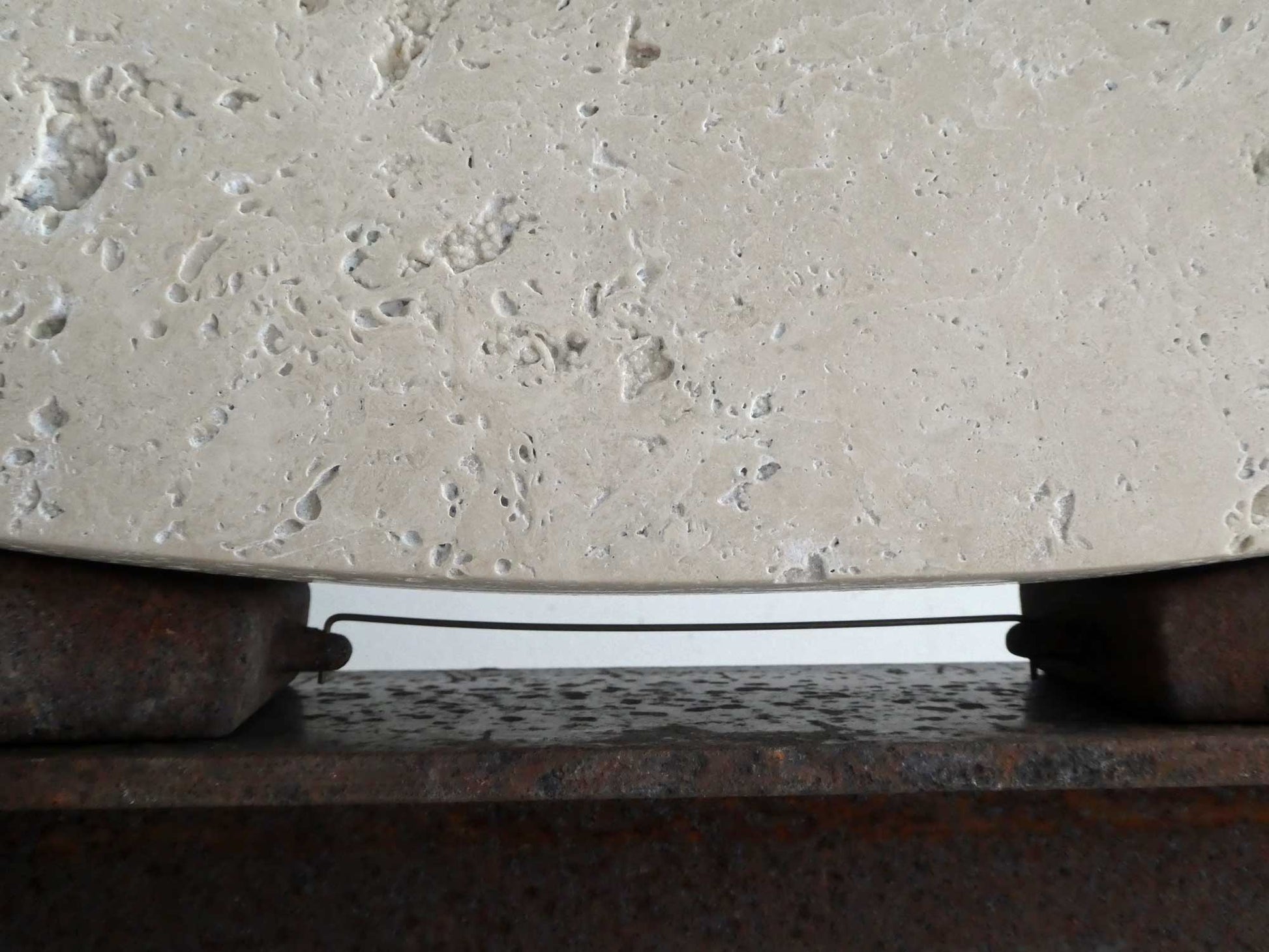 Fieke de Roij steen en staal sculptuur met een elegant ontwerp van licht en donker materiaal