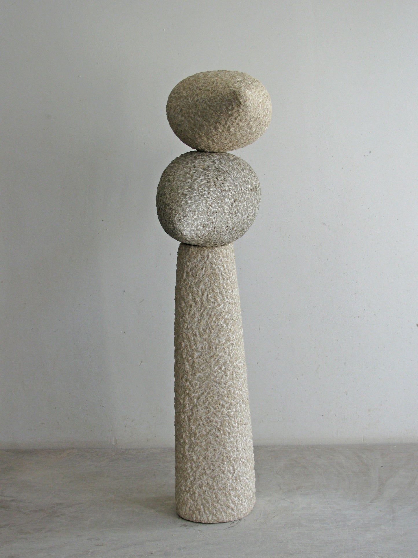 Moderne steen sculptuur van Fieke de Roij met een gestileerde vorm en textuur