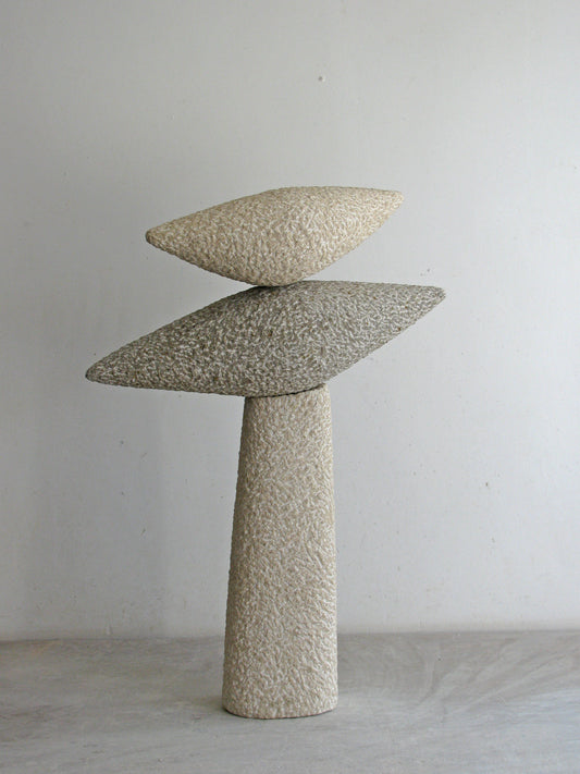 Moderne steen sculptuur van Fieke de Roij met unieke vormen en natuurlijke textuur