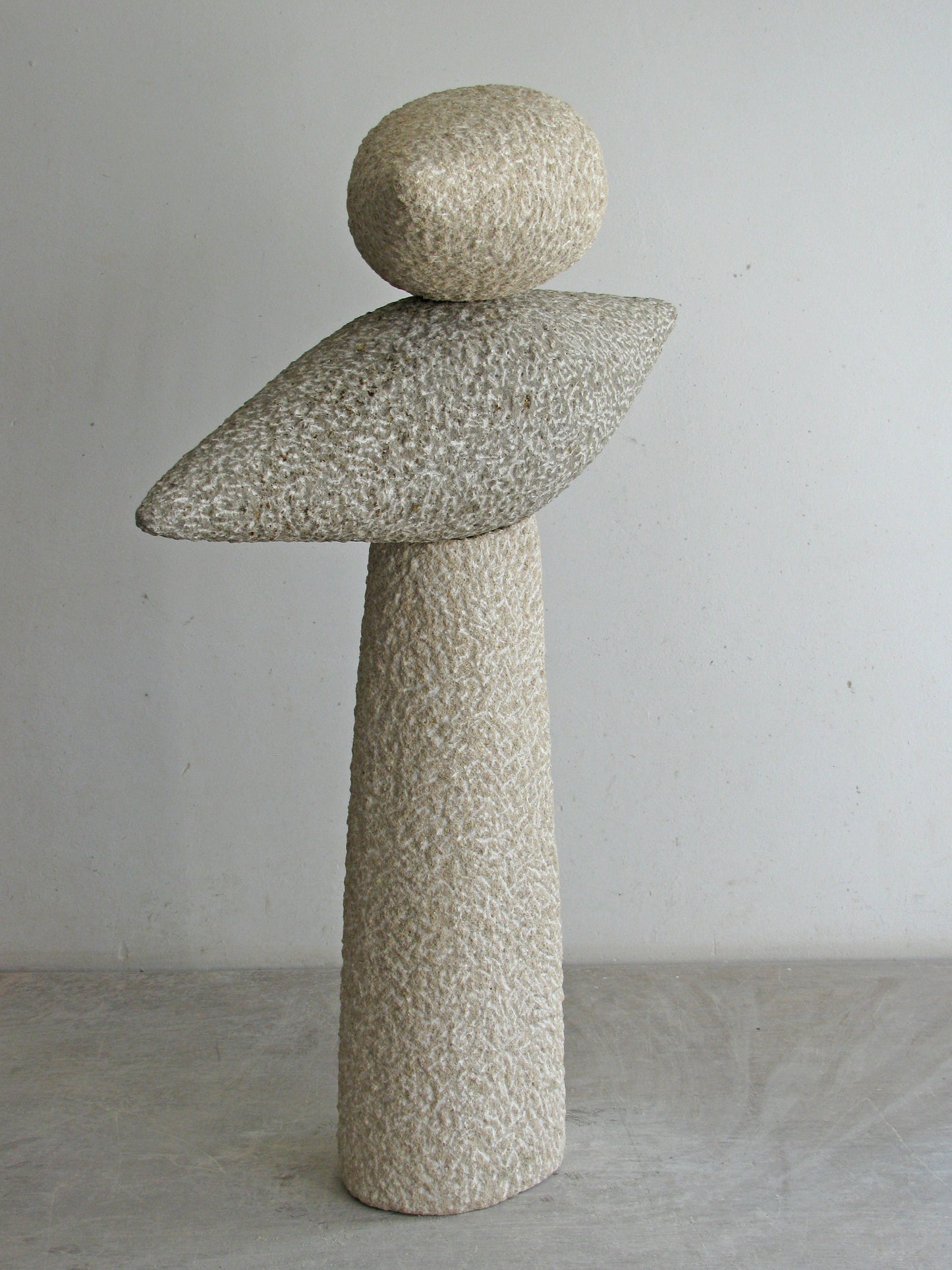 Minimalistische steen sculptuur van Fieke de Roij met organische vormen en textuur