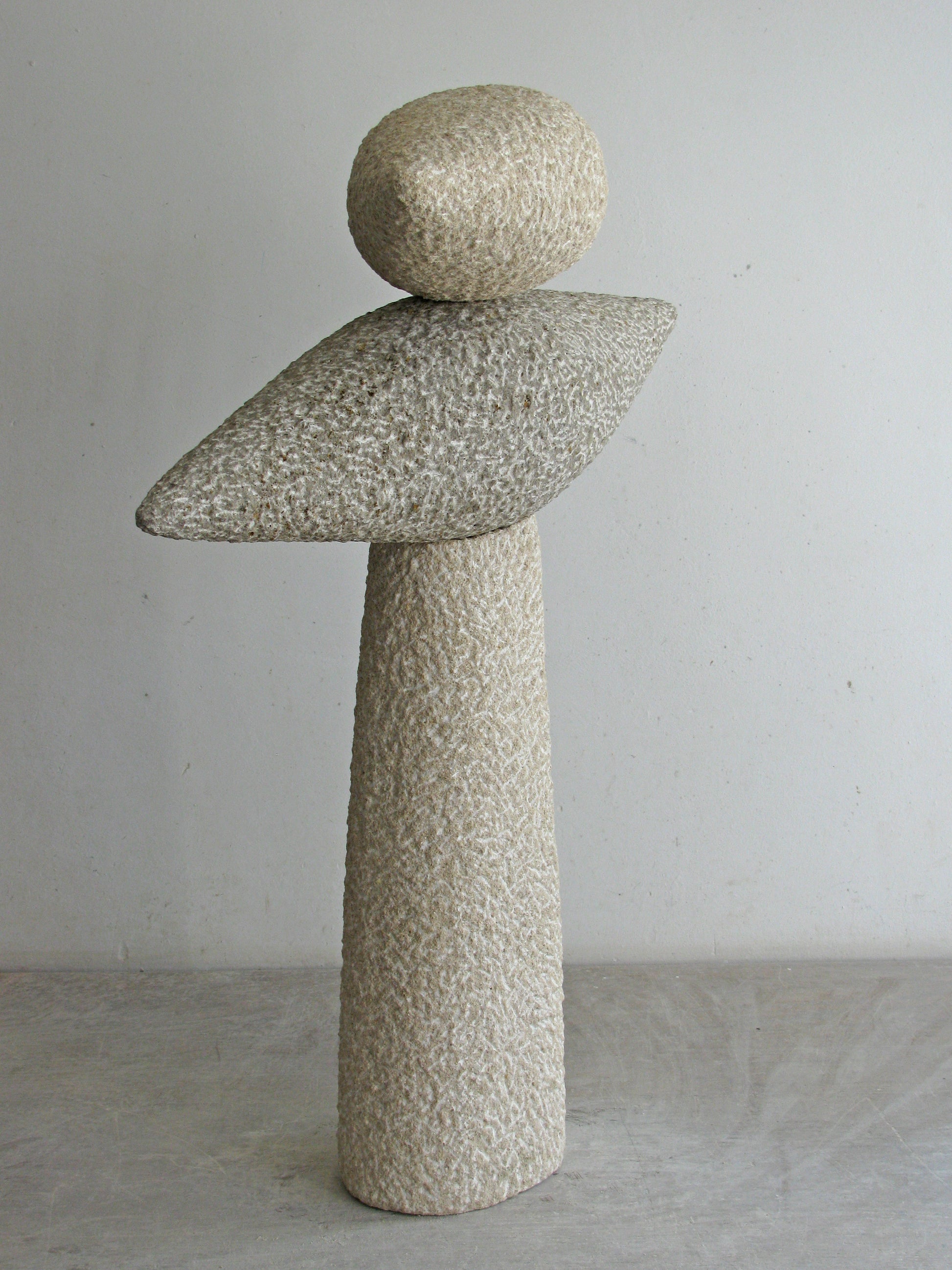 Minimalistische steen sculptuur van Fieke de Roij met organische vormen en textuur