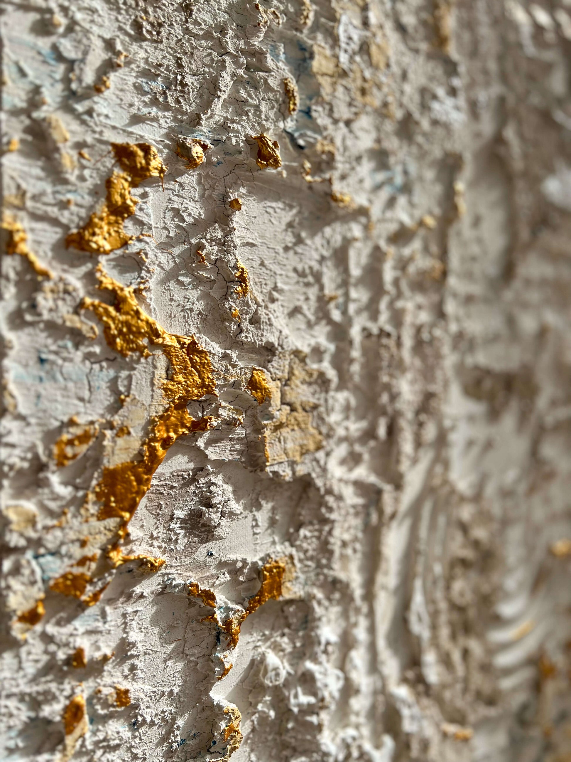 Textuur schilderij met laagjes van Atelier58 in witte en gouden tinten met rijke structuur