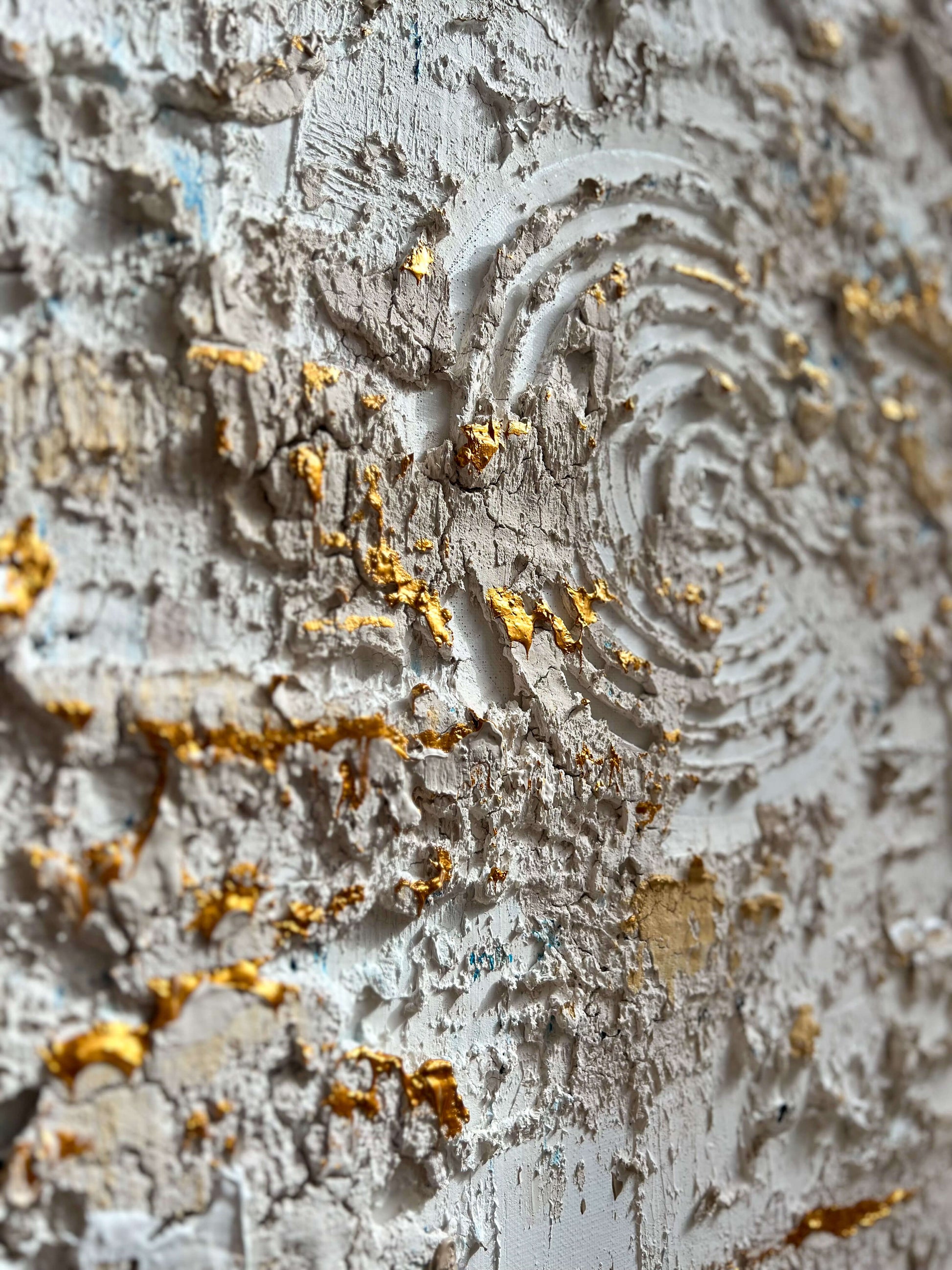 Close-up van een textuur schilderij met laagjes met gouden accenten door Atelier58