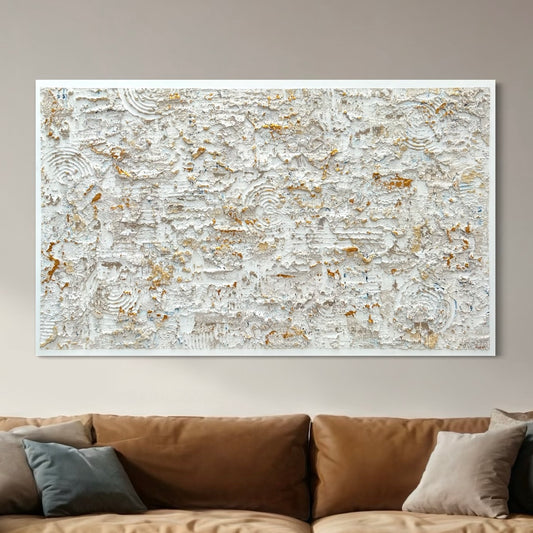 Atelier58 textuur schilderij met laagjes in neutrale tinten boven bruine bank geplaatst
