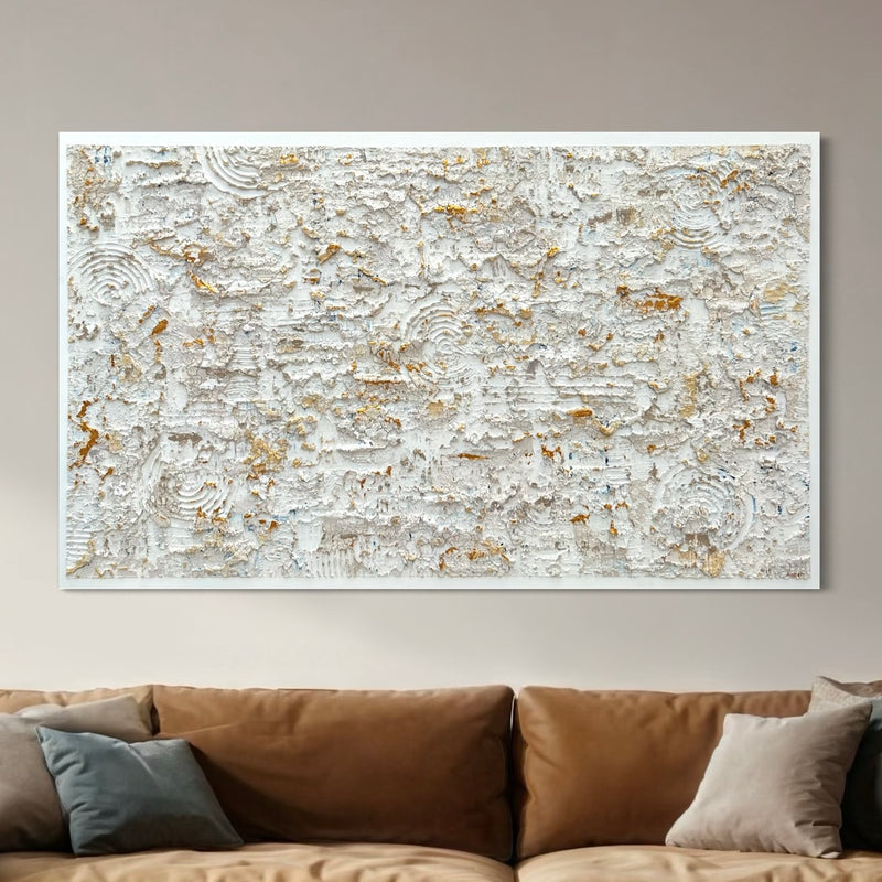Atelier58 textuur schilderij met laagjes in neutrale tinten boven bruine bank geplaatst
