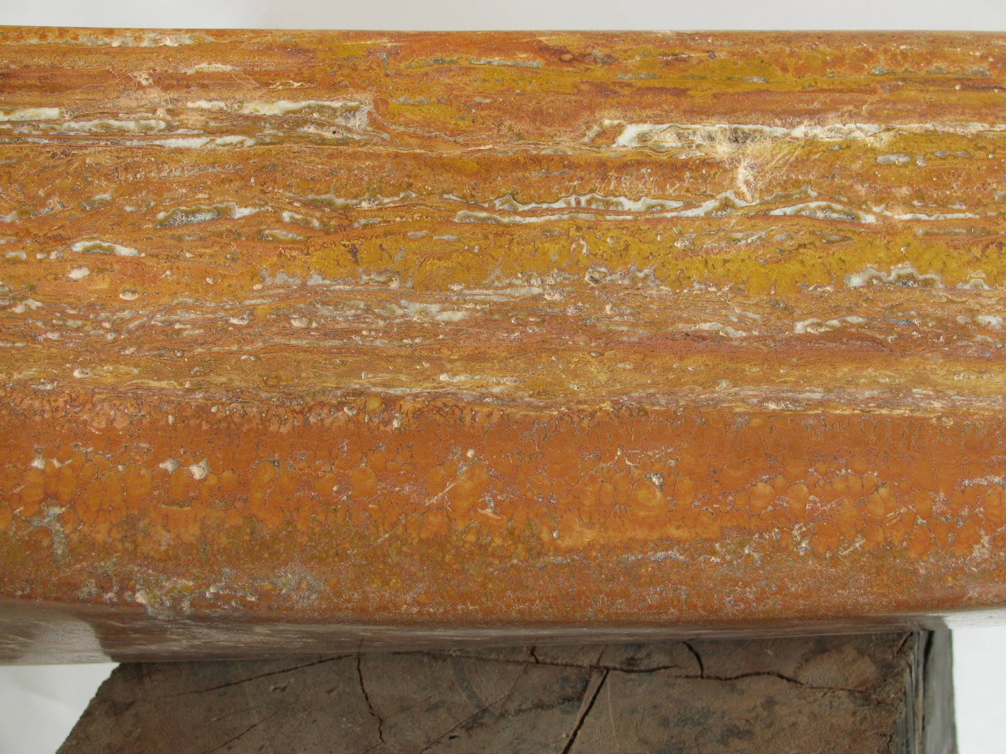 Unieke travertijn sculptuur met aardse tinten en natuurlijke textuur voor kunstliefhebbers