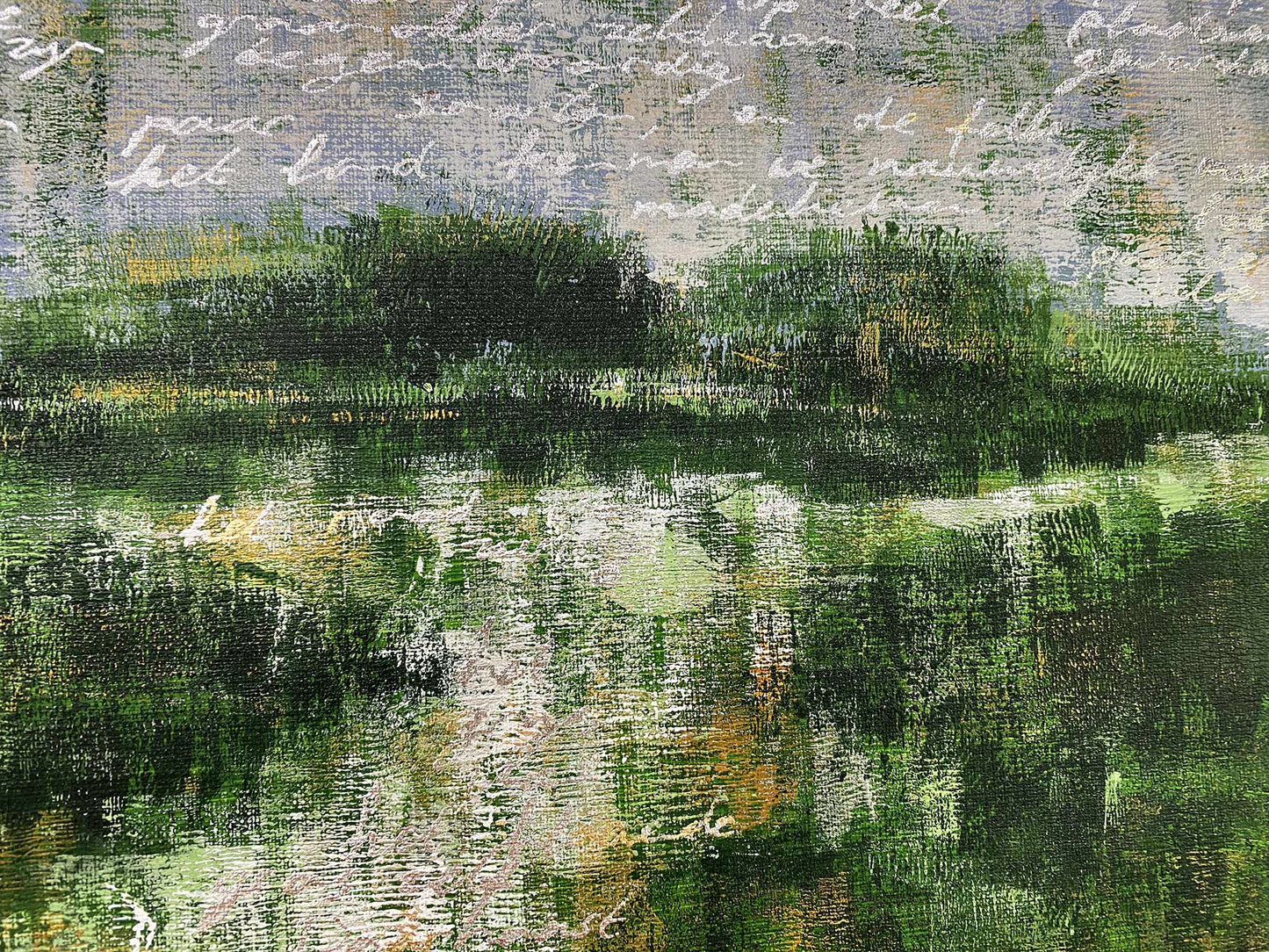 Modern tweeluik schilderij van een serene natuurlandschap met groen en subtiele tekstdetails