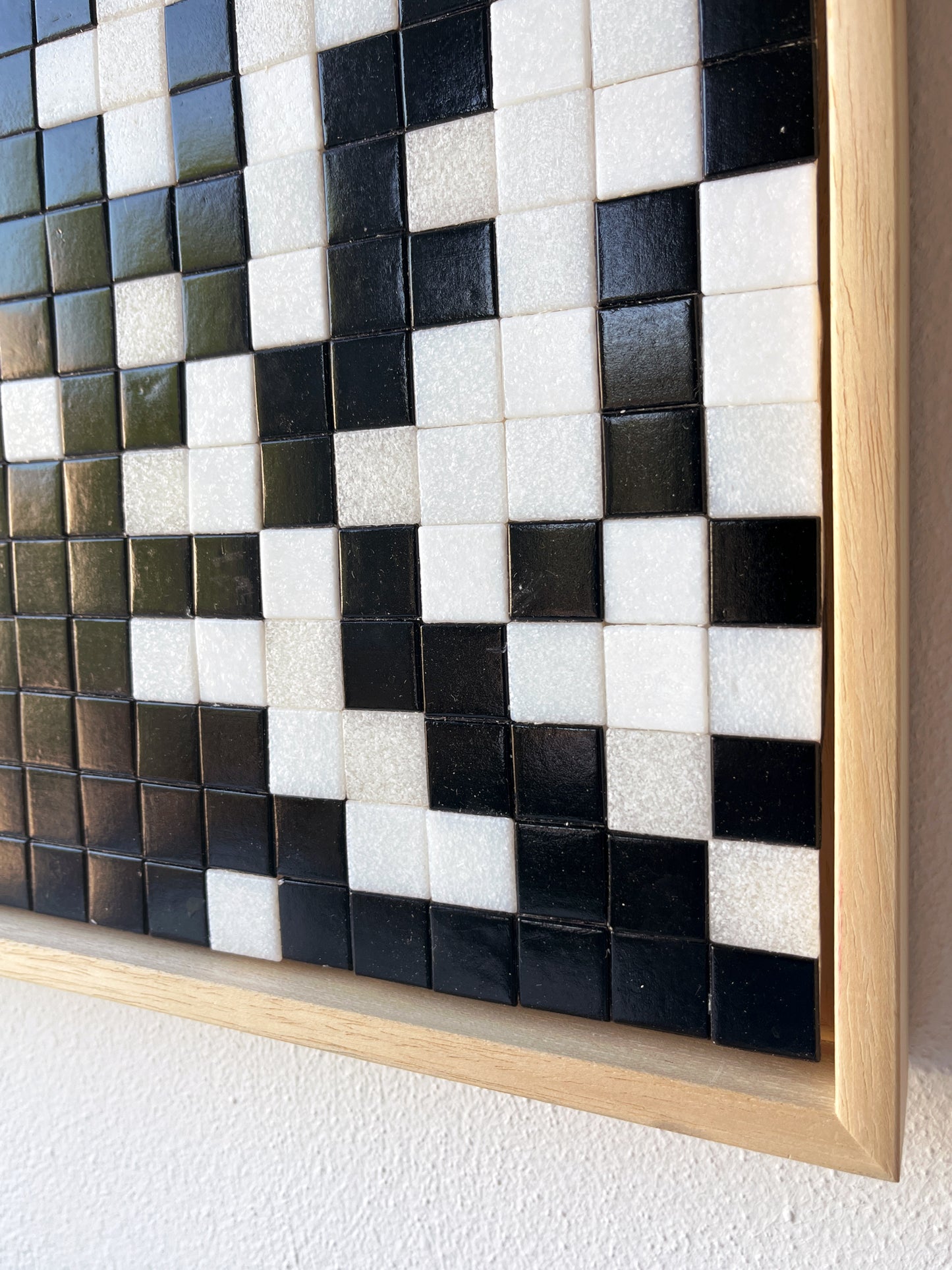 Zwart-wit mozaïek wandkunst in houten lijst als uniek eigentijds kunstobject van Guido de Boer