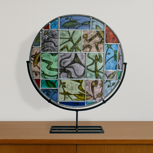 Uniek glas kunstwerk van Glas & Art Ank Stumpel met kleurrijke patronen en metalen standaard