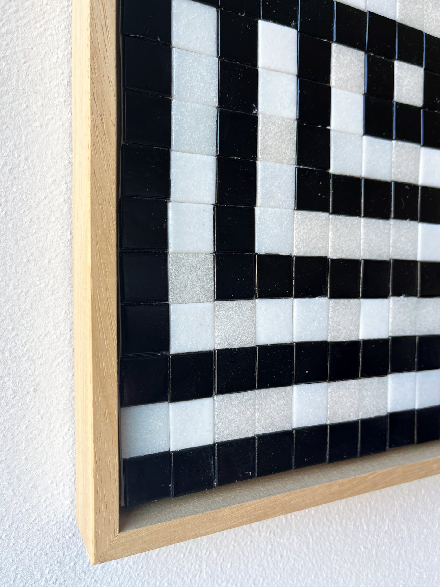 Uniek handgemaakt kunstwerk met zwart-witte mozaïekpatronen in een lichte houten lijst