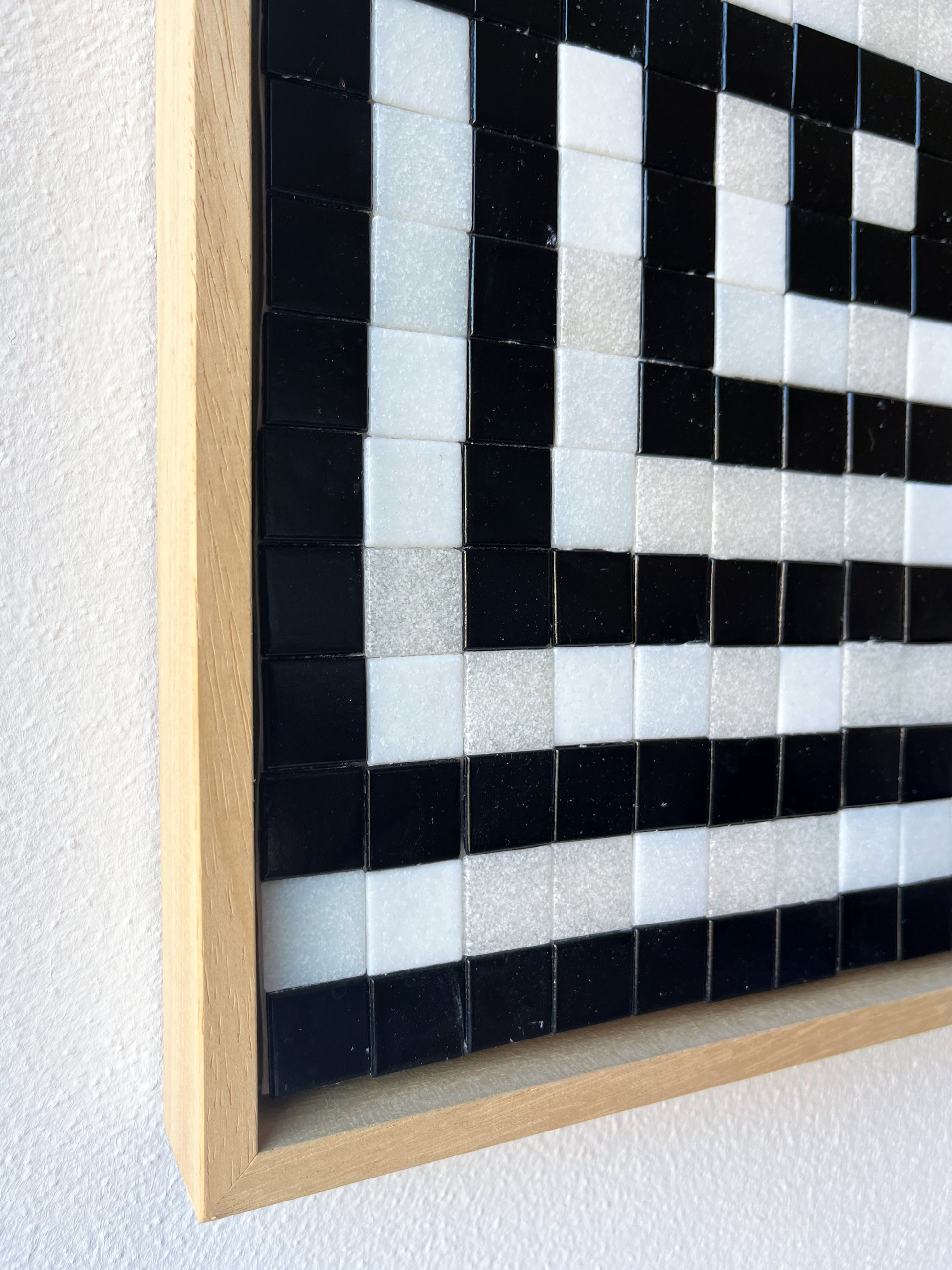 Uniek handgemaakt kunstwerk met zwart-witte mozaïekpatronen in een lichte houten lijst