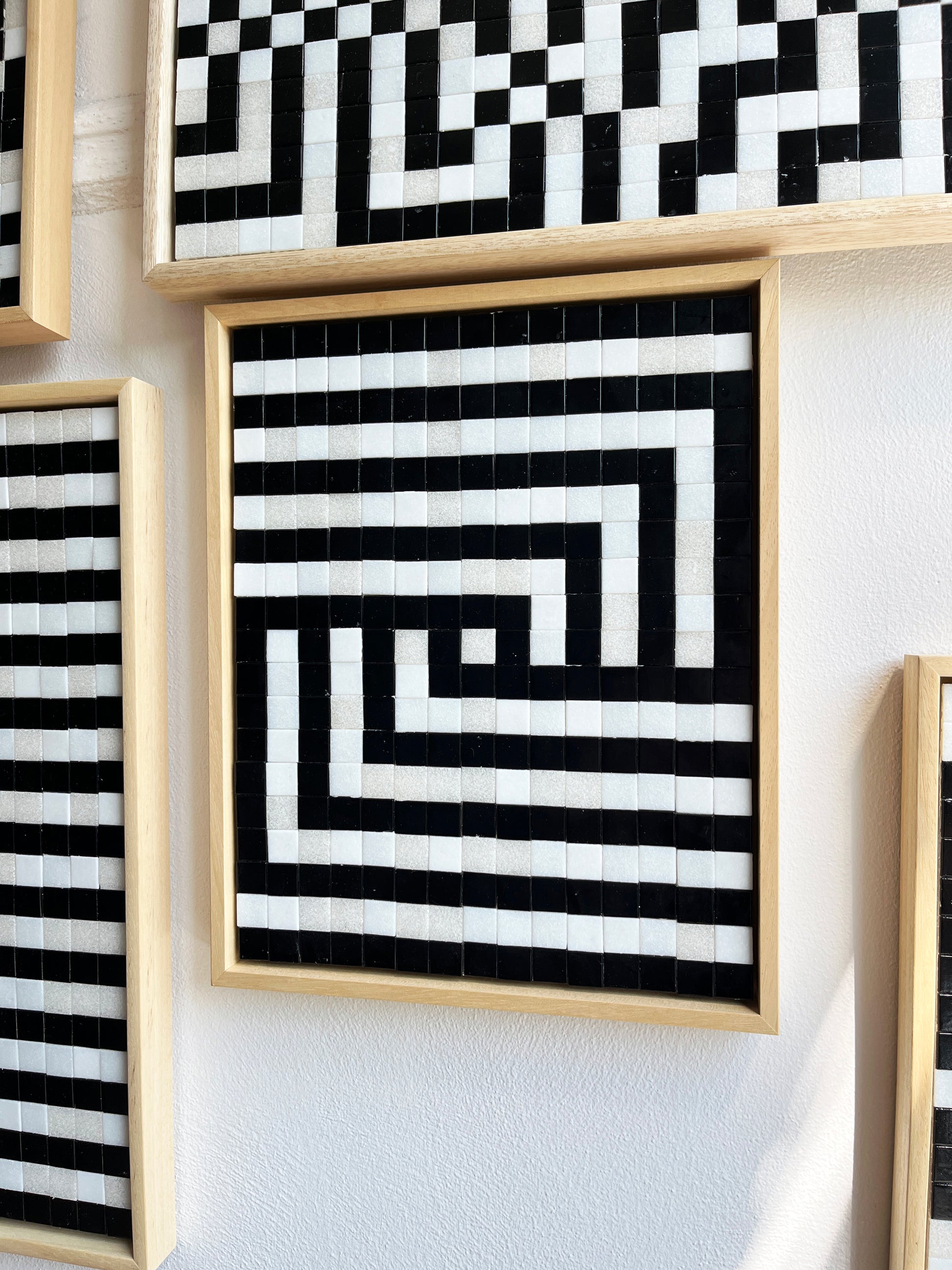 Uniek handgemaakt kunstwerk van Guido de Boer met zwart-witte geometrische lijnen in houten lijst