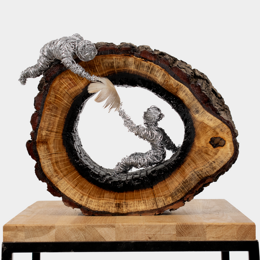 Uniek handgemaakt kunstwerk van Semra Heydari met metalen figuren in een houten holle stam