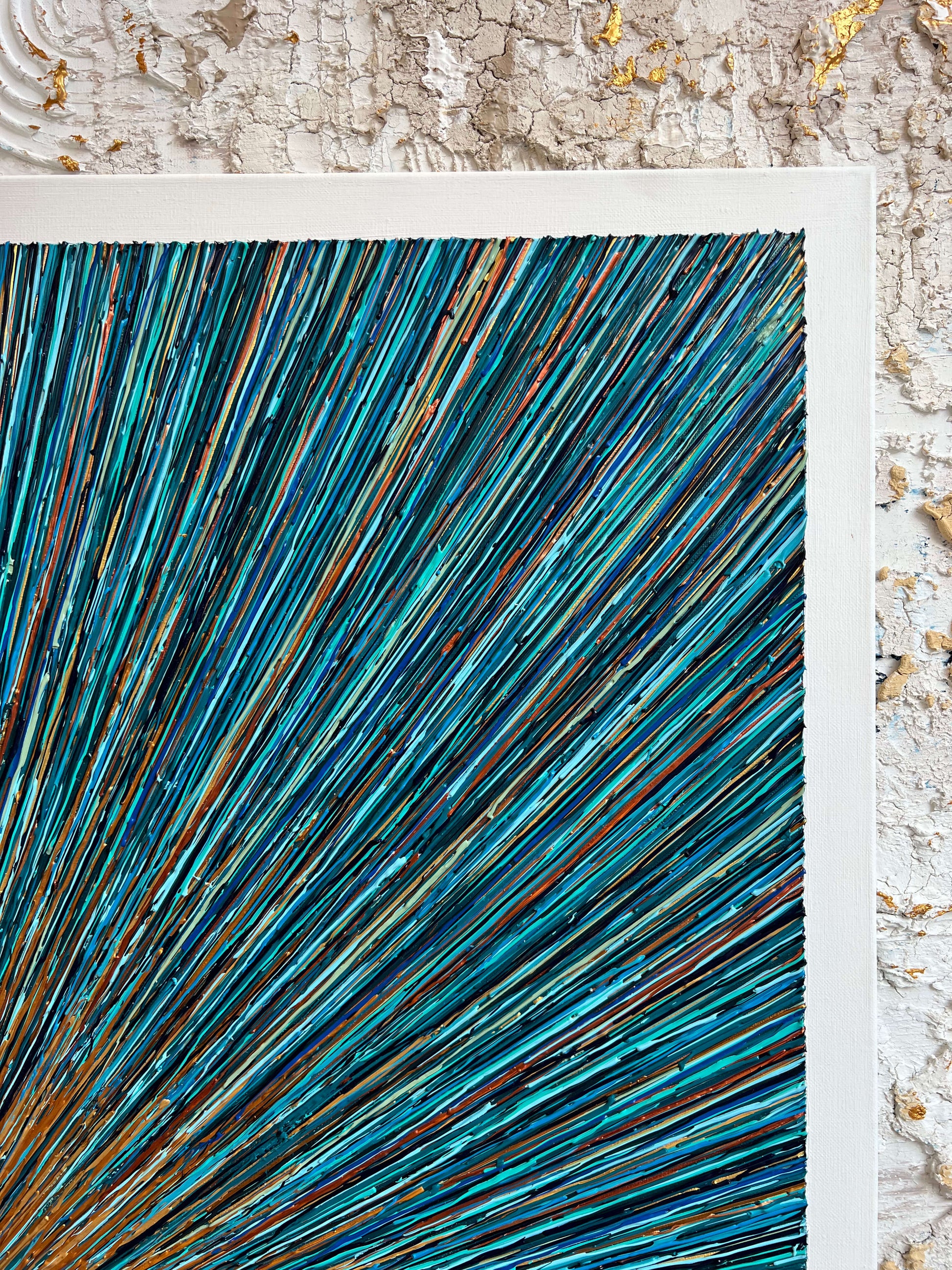 Uniek kunstwerk Azure schilderij met veelkleurige strakke lijnen van Atelier58 op muur