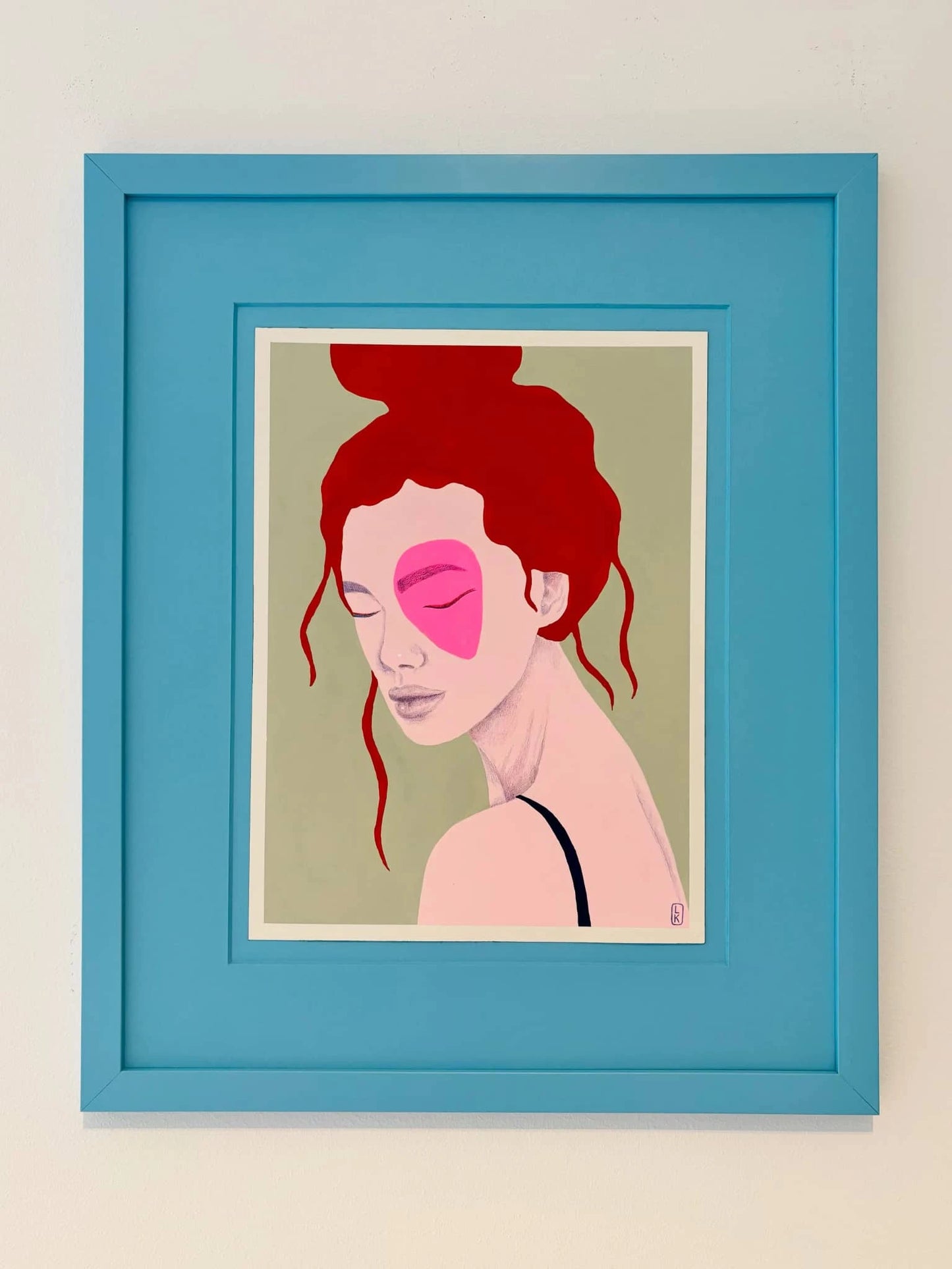 Kleurrijk uniek zielsportret van vrouw met rode haren en roze accenten in blauwe lijst