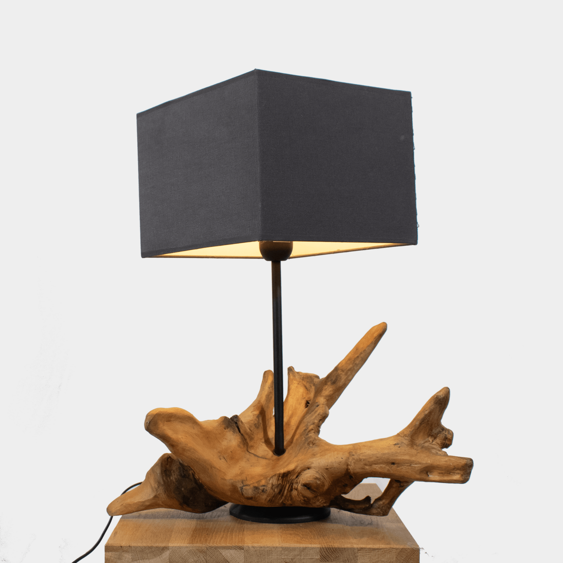 Unieke houten lamp met zwarte lampenkap en natuurlijk houten basis van Semra Heydari