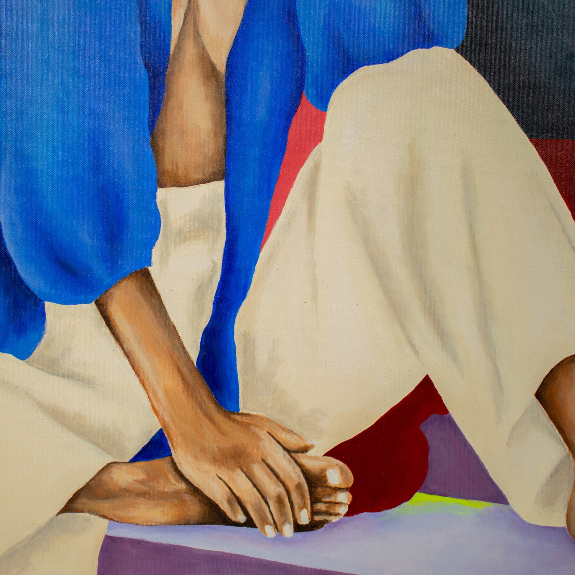 Vrouw portret schilderij van Loes Kamphuis met een kleurrijke blauwe outfit en ontspannen houding
